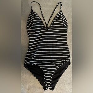 NWT Cupshe black stripe scoop neck cross back one piece swimsuit size M